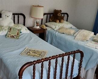 Pair of Jenny Lynn beds