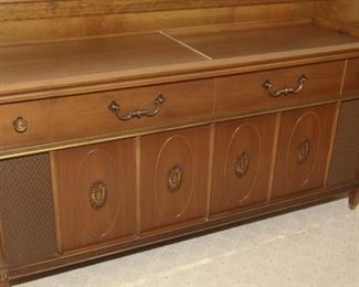 "WORKING"  1960"S  MAGNAVOX  AM/FM RECORD PLAYER