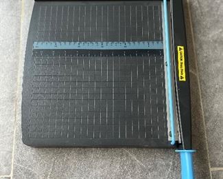 ​Swingline Guillotine Paper Cutter Heavy Duty, 12 Inch Paper Cutting Board with Guard Rail, Blade Lock