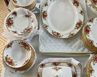 Royal Albert Old Country Roses Bone China - 72 Piece Set, Service for 12