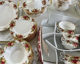 Royal Albert Old Country Roses Bone China - 72 Piece Set, Service for 12