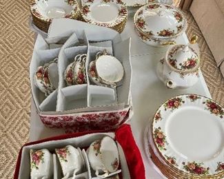 Royal Albert Old Country Roses Bone China - 72 Piece Set, Service for 12