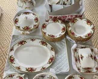 Royal Albert Old Country Roses Bone China - 72 Piece Set, Service for 12