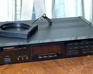 Vintage Pioneer F-91 AM/FM Digital Synthesized Stereo Tuner	3.5x18x12in	HxWxD
