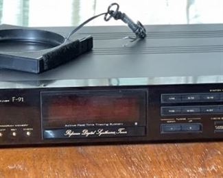 Vintage Pioneer F-91 AM/FM Digital Synthesized Stereo Tuner	3.5x18x12in	HxWxD
