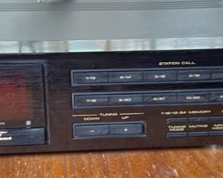 Vintage Pioneer F-91 AM/FM Digital Synthesized Stereo Tuner	3.5x18x12in	HxWxD
