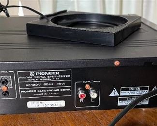 Vintage Pioneer F-91 AM/FM Digital Synthesized Stereo Tuner	3.5x18x12in	HxWxD

