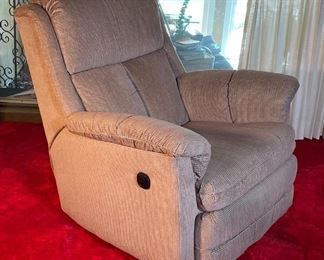 Recliner Chair	38 x 36 x 34in	HxWxD
