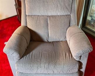 Recliner Chair	38 x 36 x 34in	HxWxD

