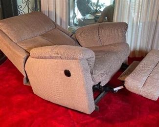 Recliner Chair	38 x 36 x 34in	HxWxD
