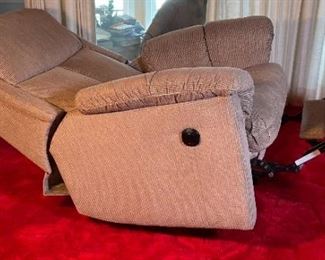 Recliner Chair	38 x 36 x 34in	HxWxD
