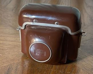 Zeiss Ikon Tenax 35mm Camera w/ Carl Zeiss 50mm 2.8 Lens	3.75x5.5x4in	HxWxD
