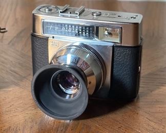 Zeiss Ikon Tenax 35mm Camera w/ Carl Zeiss 50mm 2.8 Lens	3.75x5.5x4in	HxWxD
