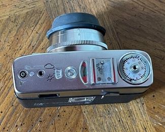 Zeiss Ikon Tenax 35mm Camera w/ Carl Zeiss 50mm 2.8 Lens	3.75x5.5x4in	HxWxD
