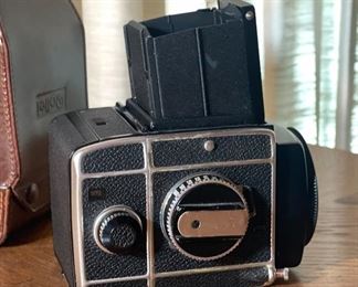 Rollei Rolleiflex SL66 Camera Body with Back & Case Medium Format SL-66	5x6x8in	HxWxD

