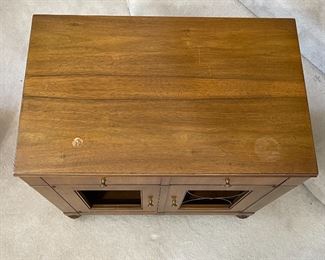 2pc 1950s John Widdicomb Nightstands	23 x 25 x 15.5in	HxWxD
