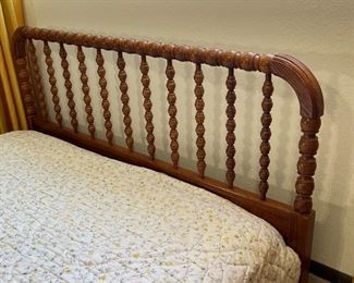 Queen Bed with Headboard	Mattress 61 x 80in  headboard 42 x 64in	HxWxD
