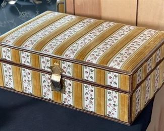 Padded jewelry Box	5.5 x 14 x 9in	HxWxD
