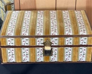 Padded jewelry Box	5.5 x 14 x 9in	HxWxD
