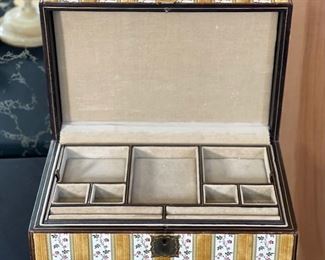 Padded jewelry Box	5.5 x 14 x 9in	HxWxD
