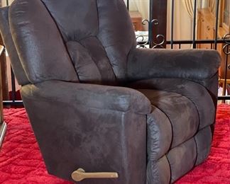 La-Z-Boy Recliner #3	40 x 39 x 36in	HxWxD
