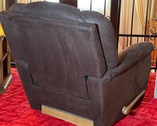 La-Z-Boy Recliner #3	40 x 39 x 36in	HxWxD
