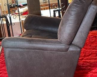 La-Z-Boy Recliner #3	40 x 39 x 36in	HxWxD
