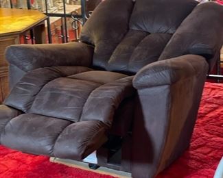La-Z-Boy Recliner #3	40 x 39 x 36in	HxWxD
