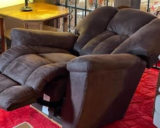 La-Z-Boy Recliner #3	40 x 39 x 36in	HxWxD
