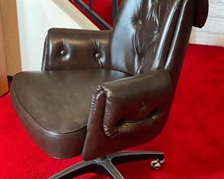 Douglas Furniture Vintage Office Chair	34 x 27 x 25in	HxWxD
