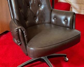 Douglas Furniture Vintage Office Chair	34 x 27 x 25in	HxWxD
