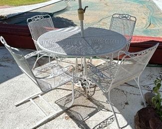 Vintage Patio Mesh Iron Table & 4 Chairs	Table: 28.5 x 48 in diameter.	
