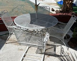 Vintage Patio Mesh Iron Table & 4 Chairs	Table: 28.5 x 48 in diameter.	
