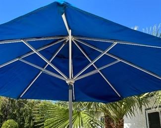 Vintage Patio Mesh Iron Table & 4 Chairs	Table: 28.5 x 48 in diameter.	
