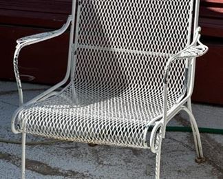 Vintage Patio Mesh Iron Table & 4 Chairs	Table: 28.5 x 48 in diameter.	
