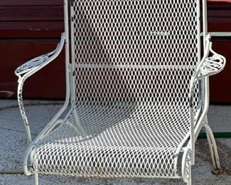 Vintage Patio Mesh Iron Table & 4 Chairs	Table: 28.5 x 48 in diameter.	
