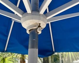 Vintage Patio Mesh Iron Table & 4 Chairs	Table: 28.5 x 48 in diameter.	
