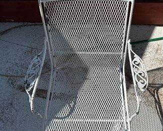 Vintage Patio Mesh Iron Table & 4 Chairs	Table: 28.5 x 48 in diameter.	
