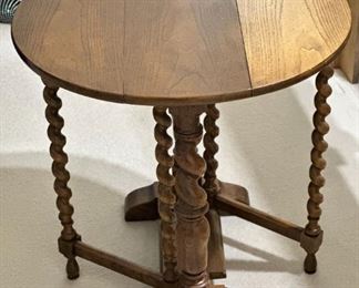 Vintage Baker Furniture Petite Drop Leaf Gate Leg Table	Closed: 24 x 24 x 9.5in<BR> Open 24 x 24 x 24in	HxWxD
