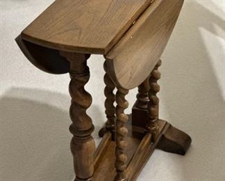 Vintage Baker Furniture Petite Drop Leaf Gate Leg Table	Closed: 24 x 24 x 9.5in<BR> Open 24 x 24 x 24in	HxWxD

