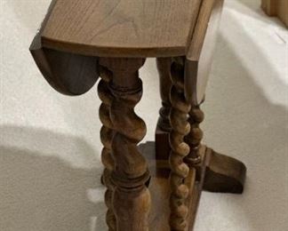 Vintage Baker Furniture Petite Drop Leaf Gate Leg Table	Closed: 24 x 24 x 9.5in<BR> Open 24 x 24 x 24in	HxWxD
