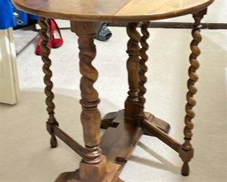 Vintage Baker Furniture Petite Drop Leaf Gate Leg Table	Closed: 24 x 24 x 9.5in<BR> Open 24 x 24 x 24in	HxWxD
