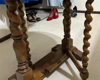 Vintage Baker Furniture Petite Drop Leaf Gate Leg Table	Closed: 24 x 24 x 9.5in<BR> Open 24 x 24 x 24in	HxWxD
