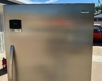 Kenmore 2845 - 13.7 cu. Ft. Upright Freezer	71x32x32	HxWxD
