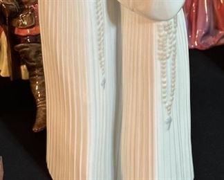 Lladro Monjas Nuns White Glazed Porcelain Figurine Handmade In Spain 1990 #4611	13.5x5x3in	HxWxD
