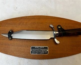 vintage knife,Carvel Hall bowie,Authentic Reproduction of James Bowie	Knife total length 14.25in. blade length 9.5in.	

