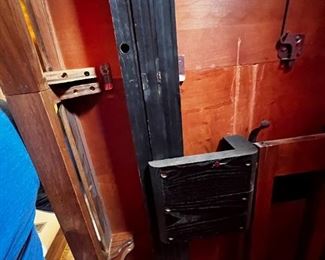 Baker furniture dining room table w leaf & 8 chairs	Without leaf: 28.5 x 42 x 66 with leaf: 28.5 x 42 x  84 chairs 31.25 x 20 x 18.5 seating height 18in	HxWxD
