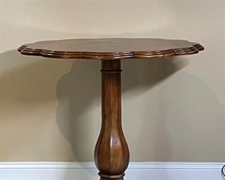 Pedestal table