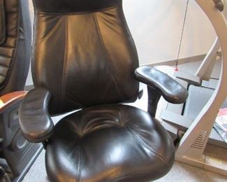 Quality leather large office chair. Wonderful condition.