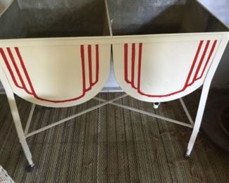 Front porch area (enclosed) - wash basins